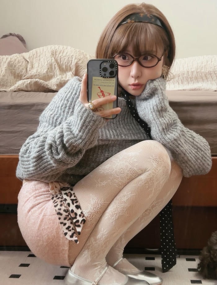 Ảnh gái xinh mặc quần tất cùng áo len nhẹ nhàng