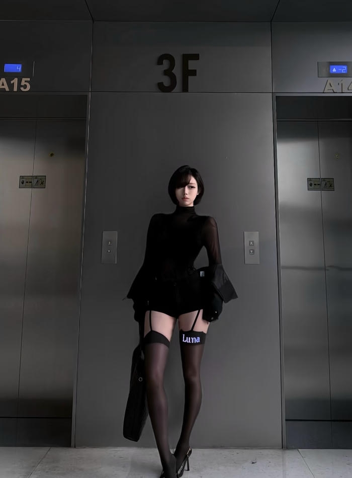 Ảnh gái xinh mặc quần tất phối túi xách nhỏ xinh