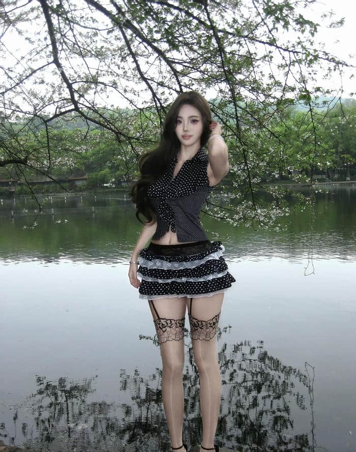 Ảnh gái xinh mặc quần tất phối váy ngắn thời trang