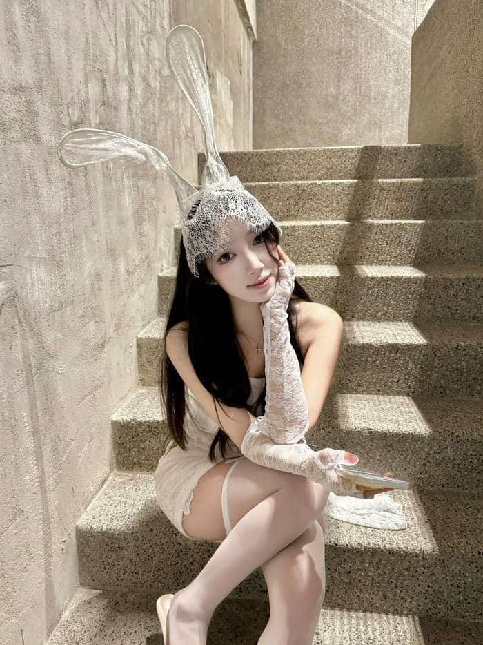 Ảnh gái xinh mặc quần tất tạo dáng duyên dáng tinh tế