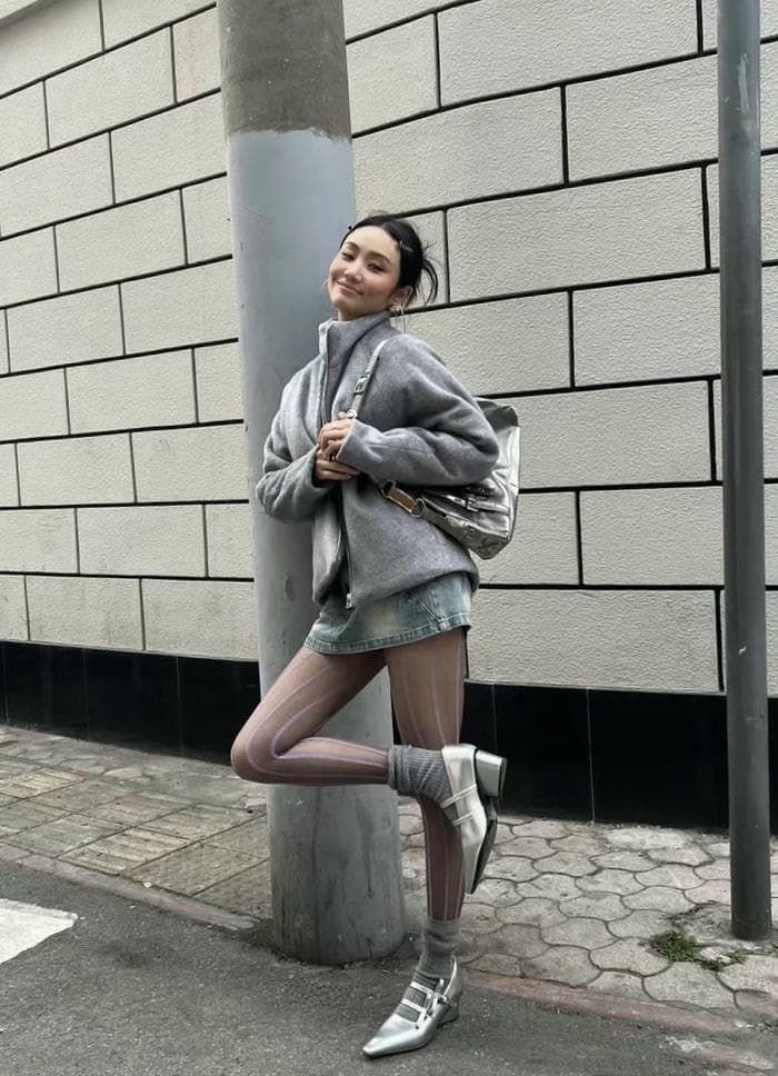 Ảnh gái xinh mặc quần tất với ánh sáng dịu nhẹ