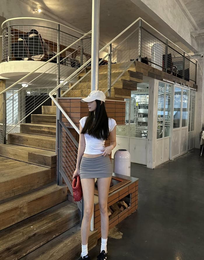 Ảnh gái xinh mặc váy ngắn chất liệu denim cá tính