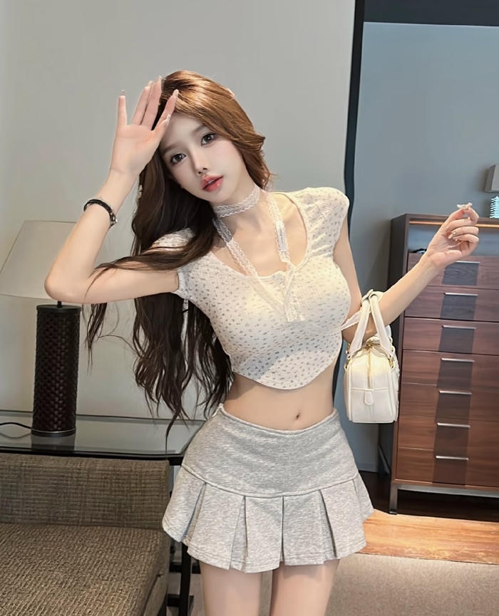 Ảnh gái xinh mặc váy ngắn diện cùng vòng cổ mảnh