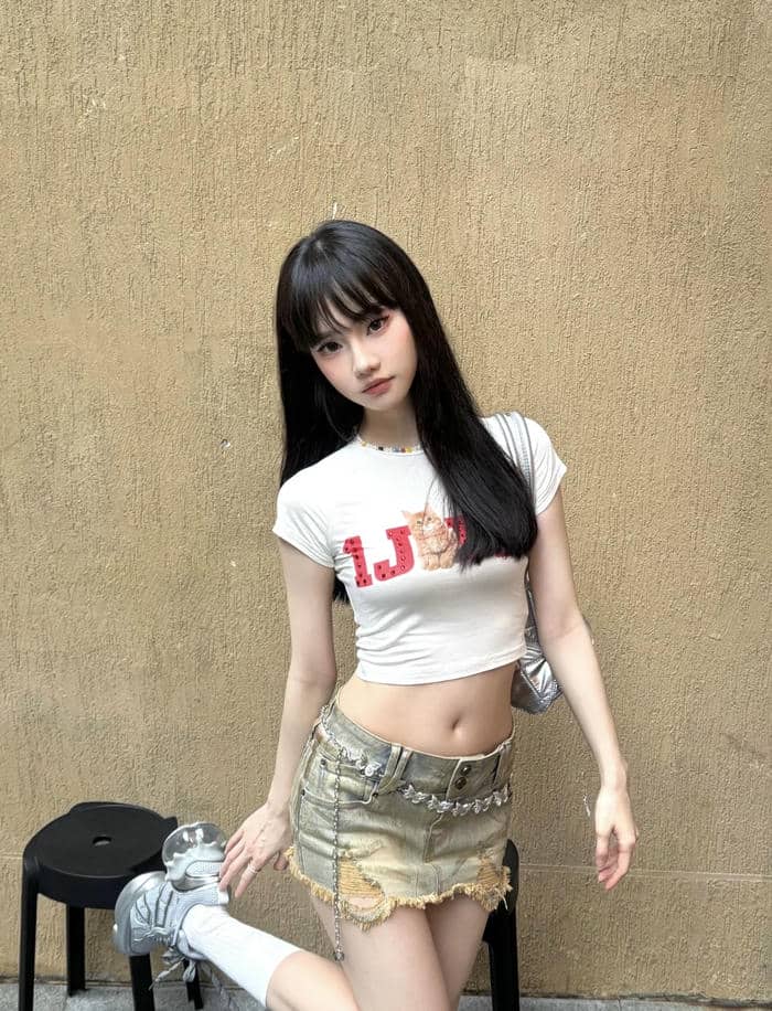 Ảnh gái xinh mặc váy ngắn kiểu dáng chữ A gọn gàng