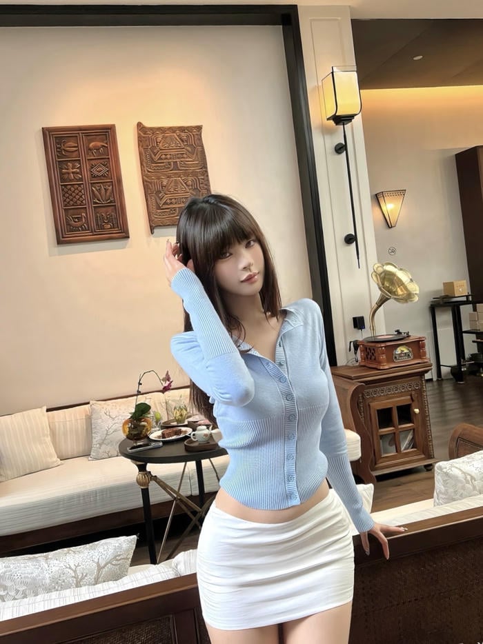 Ảnh gái xinh mặc váy ngắn kiểu ôm sát cơ thể