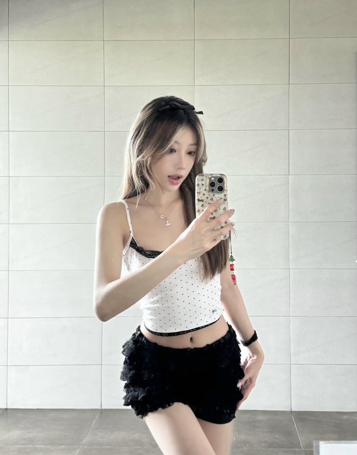 Ảnh gái xinh mặc váy ngắn phối áo hai dây