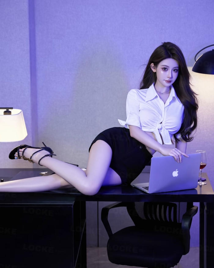 Ảnh gái xinh mặc váy ngắn phối áo sơ mi croptop