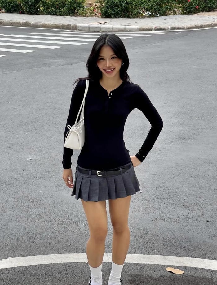 Ảnh gái xinh mặc váy ngắn phối thắt lưng bản nhỏ