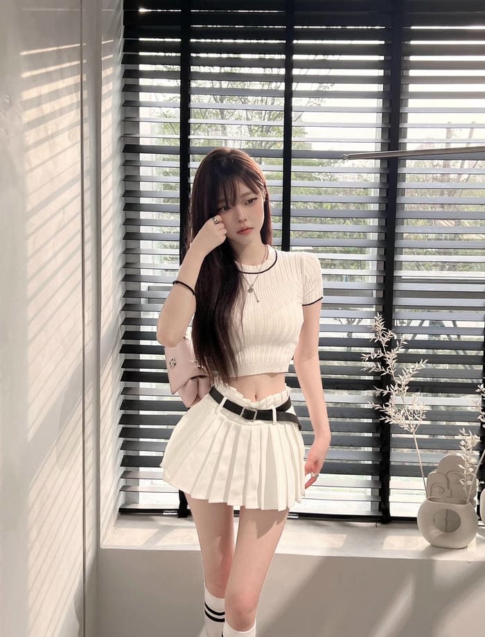 Ảnh gái xinh mặc váy ngắn thiết kế cạp cao