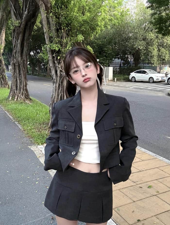 Ảnh gái xinh mặc váy ngắn tông đen huyền bí