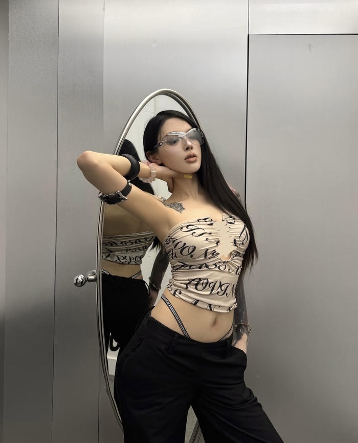 Ảnh gái xinh nóng bỏng diện áo hai dây khoe vai trần