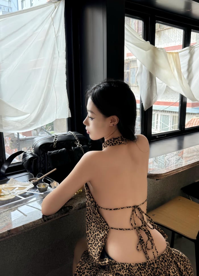 Ảnh gái xinh nóng bỏng tạo dáng trên ghế sang chảnh