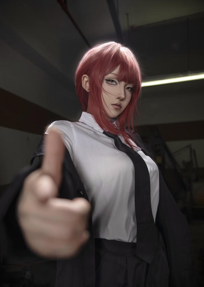 Bức ảnh Makima cosplay chi tiết cà vạt đen nổi bật