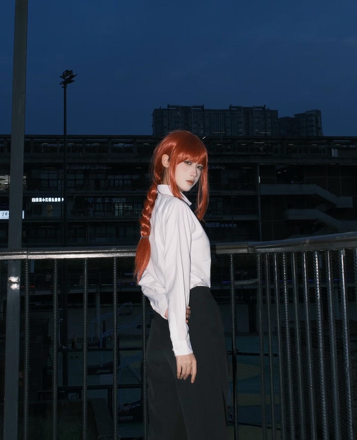 Bức ảnh Makima cosplay đứng tựa lan can cao tầng