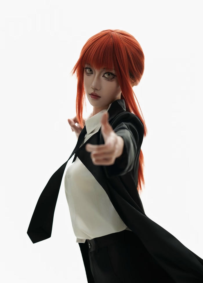 Bức ảnh Makima cosplay phối suit đen sang trọng