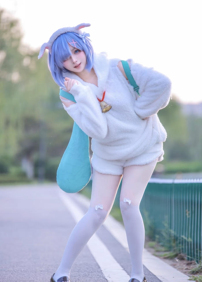 Bức ảnh Rem cosplay khung cảnh ngoài trời