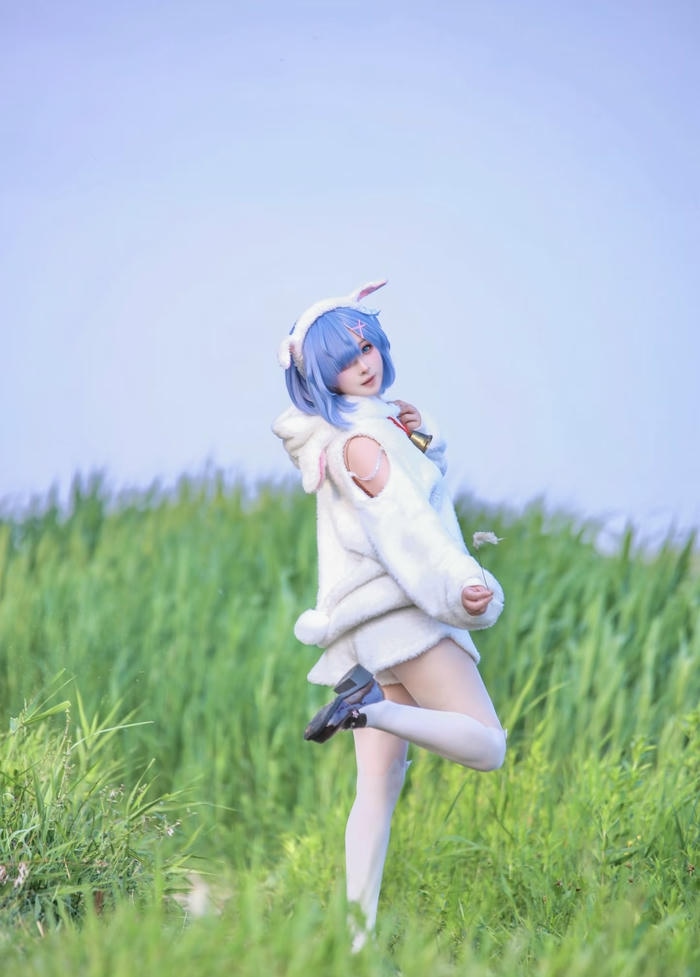 Bức ảnh Rem cosplay phối tất trắng dài