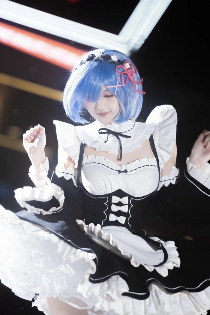 Bức ảnh Rem cosplay váy hầu gái cổ điển