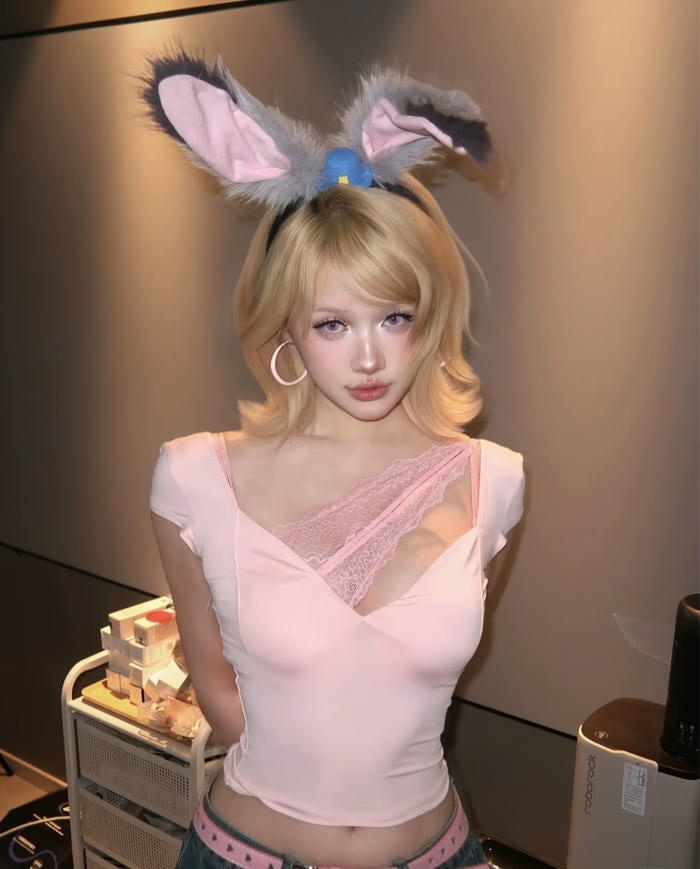 Bức ảnh gái xinh gợi cảm ánh đèn vàng phủ nhẹ làn da