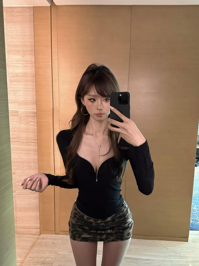 Bức ảnh gái xinh mặc đồ bó sát diện phong cách riêng