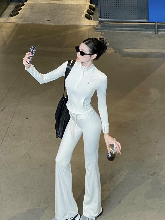 Bức ảnh gái xinh mặc đồ bó sát đường nét hài hòa