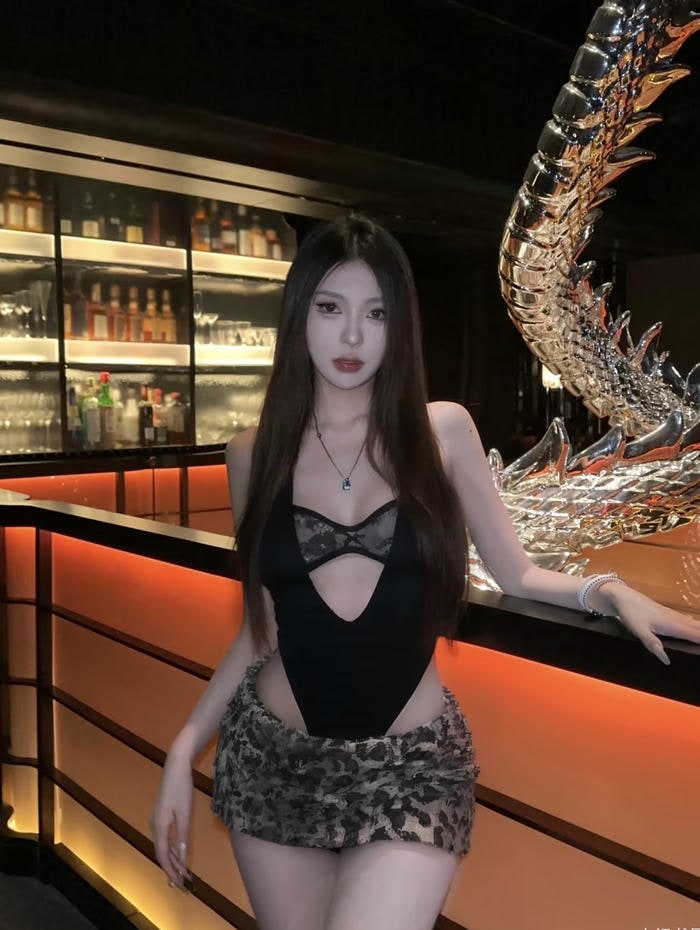 Bức ảnh gái xinh mặc đồ bó sát phong cách táo bạo