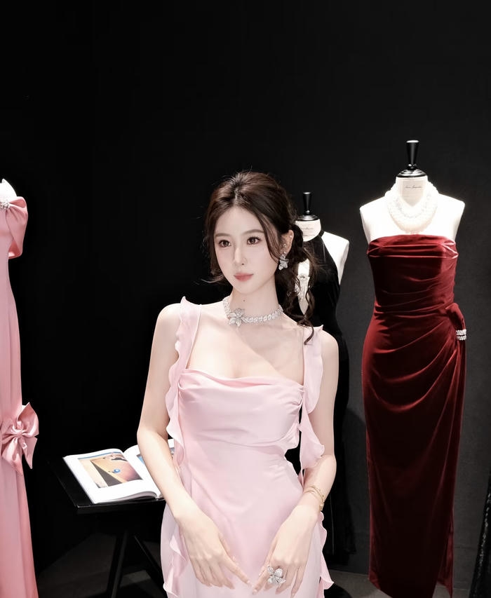 Bức ảnh gái xinh mặc pinky diện váy hai dây nổi bật