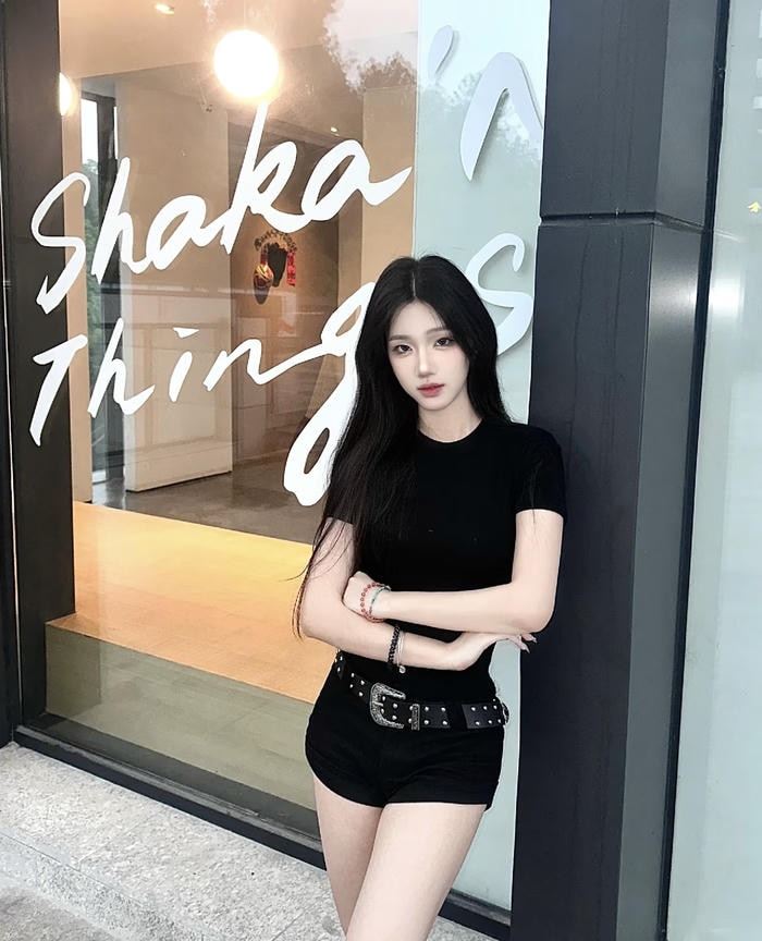 Bức ảnh gái xinh mặc quần ngắn đứng bên cửa kính