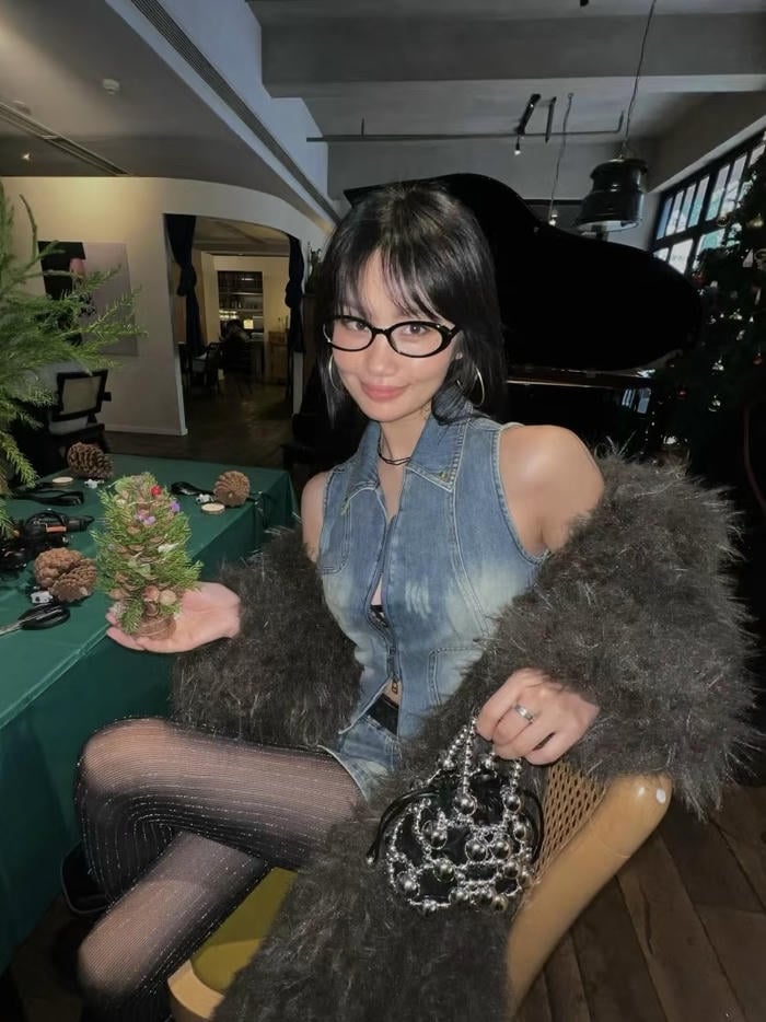 Bức ảnh gái xinh mặc quần tất giữa quán cà phê nhỏ