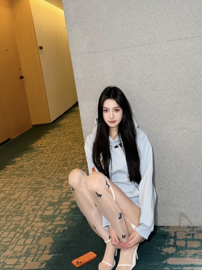 Bức ảnh gái xinh mặc quần tất phong cách tối giản