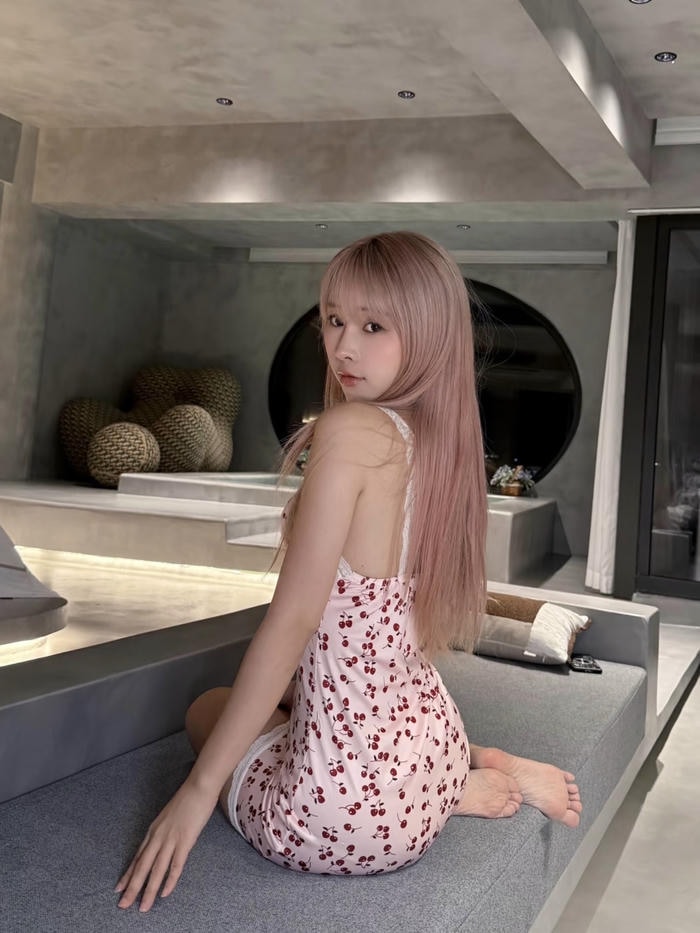 Bức ảnh gái xinh mặc váy ngắn họa tiết hoa nhí