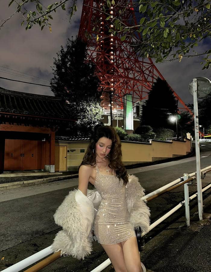 Bức ảnh gái xinh mặc váy ngắn phối áo khoác lông