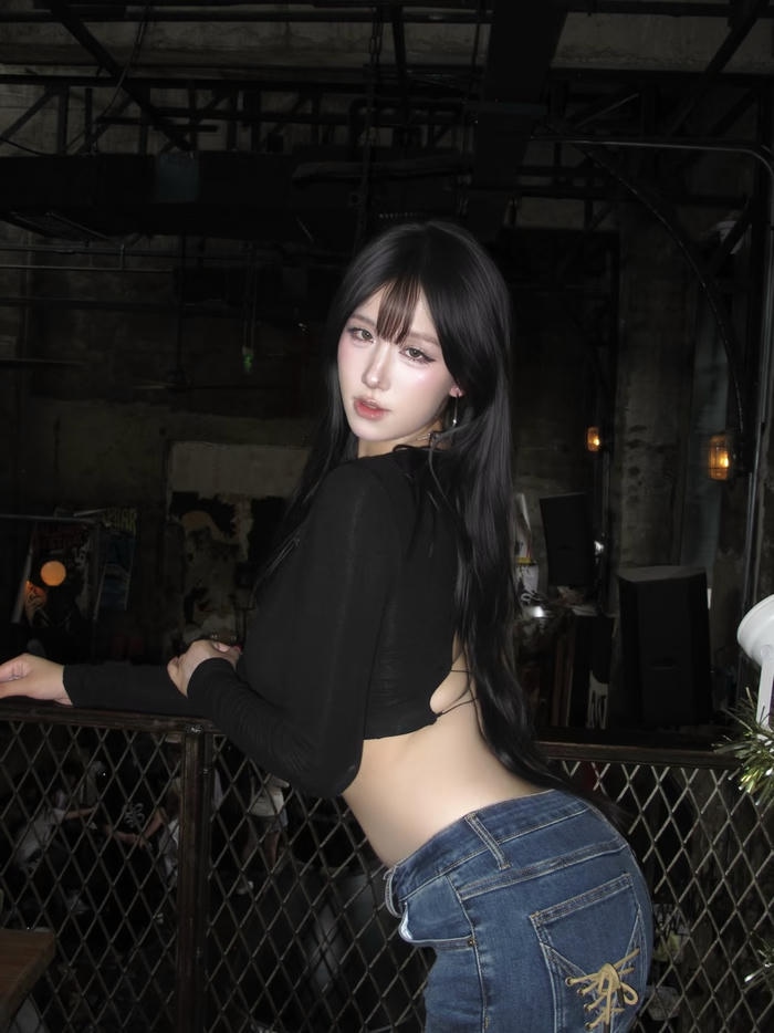 Bức ảnh gái xinh nóng bỏng phong cách hiện đại cá tính