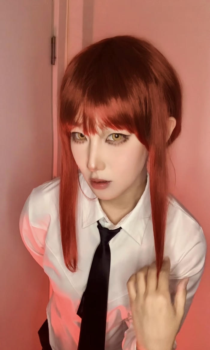 Bức hình Makima cosplay ánh sáng đỏ cam huyền bí