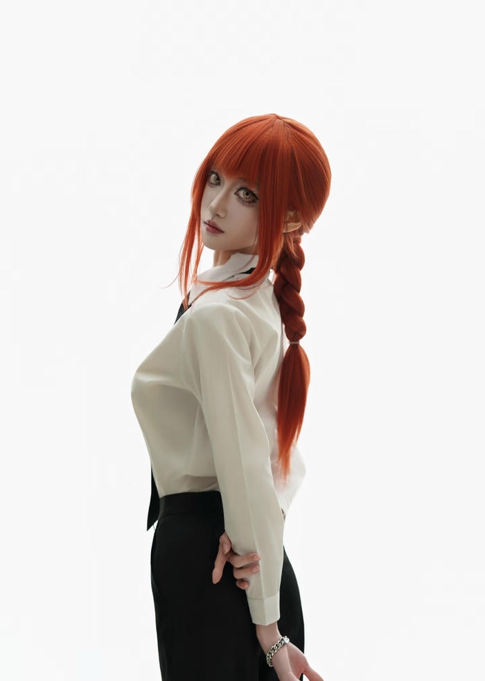 Bức hình Makima cosplay phong cách lạnh lùng quyến rũ
