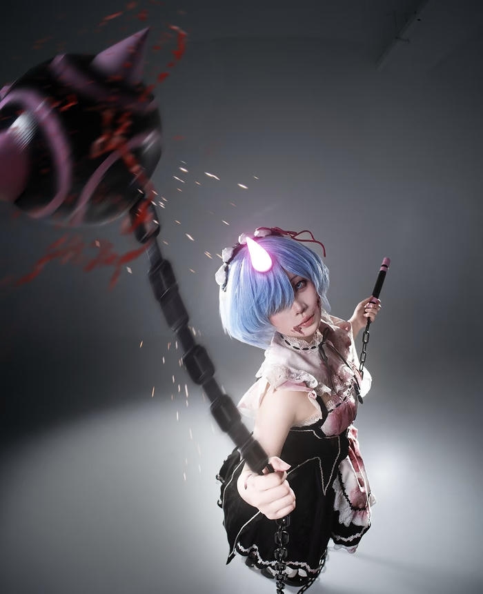 Bức hình Rem cosplay đôi mắt xanh nổi bật