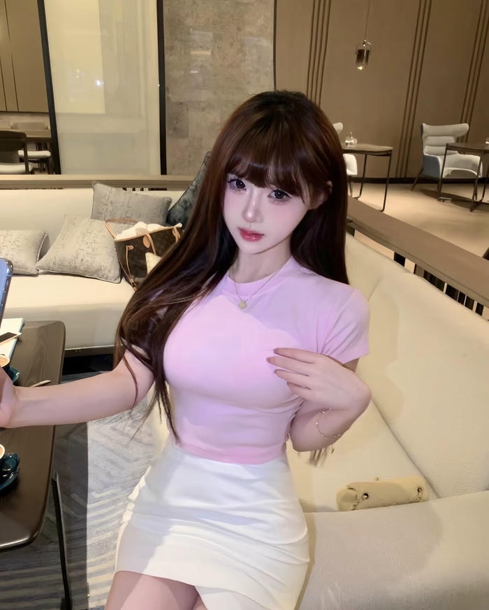 Bức hình gái xinh mặc pinky sắc hồng neon cá tính