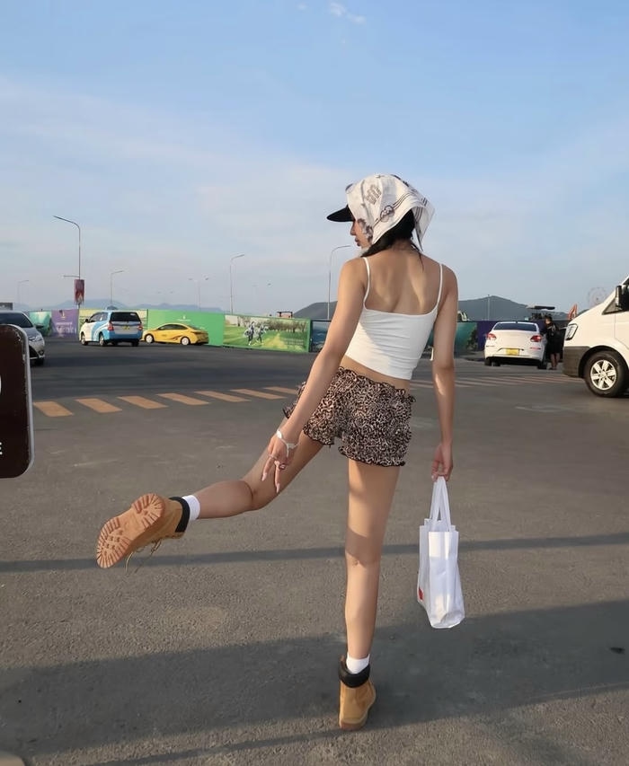 Bức hình gái xinh mặc quần ngắn ánh nắng chiều nhẹ