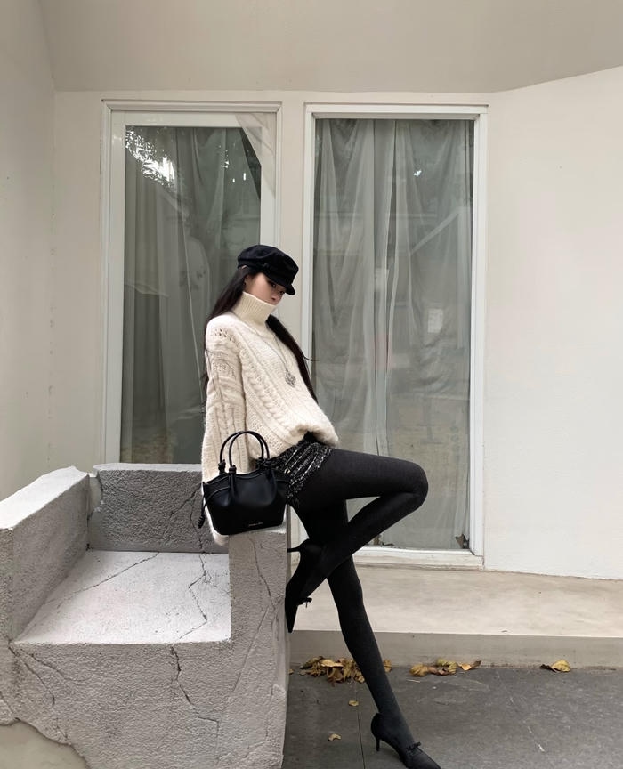 Bức hình gái xinh mặc quần tất phối phụ kiện tinh tế