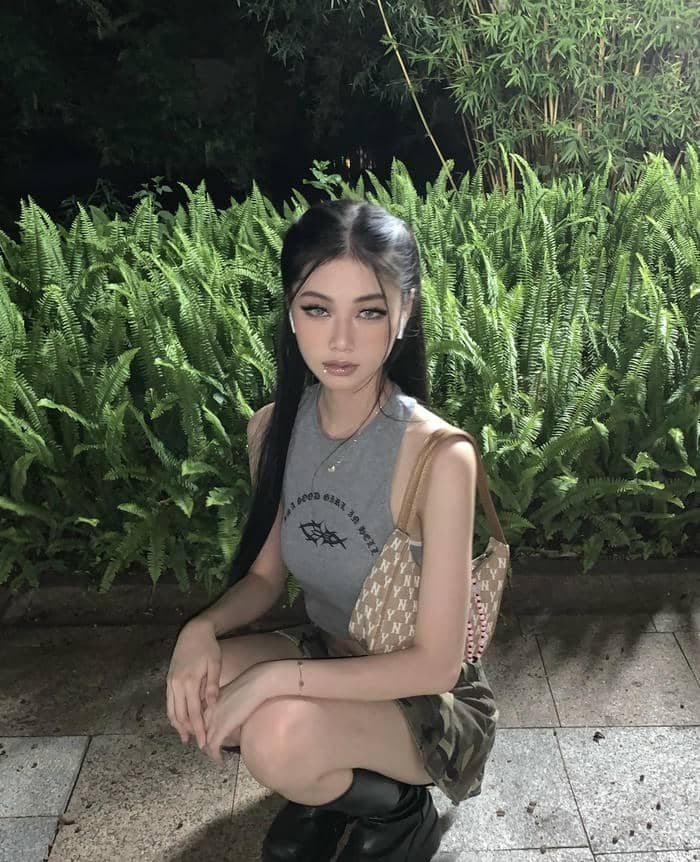 Bức hình gái xinh mặc váy ngắn kiểu bất đối xứng