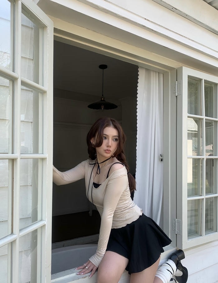 Bức hình gái xinh mặc váy ngắn kiểu xẻ tà nhỏ