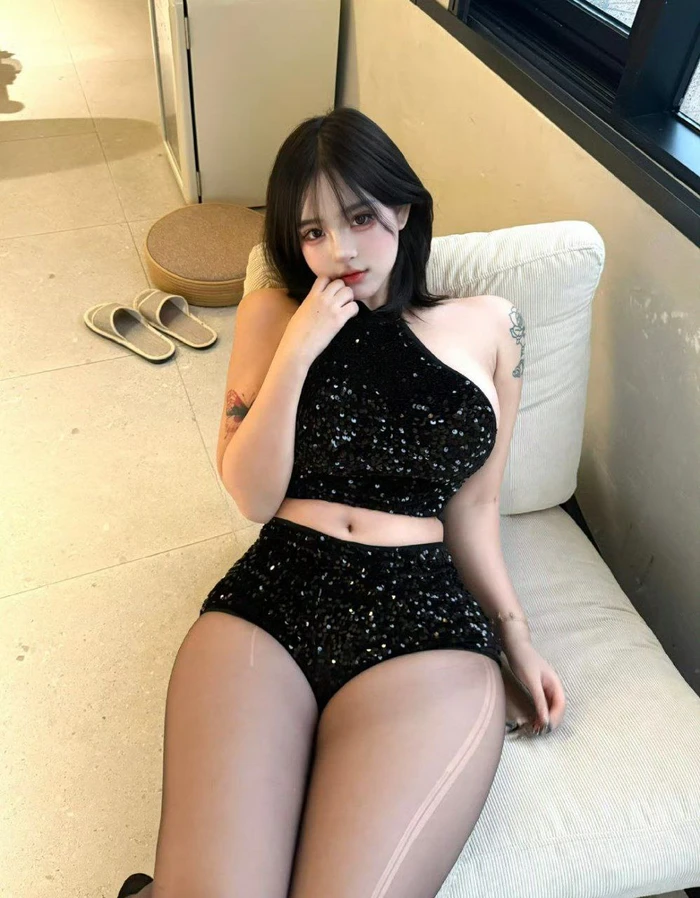 Cô gái chubby đít tròn khoe hàng nóng bỏng