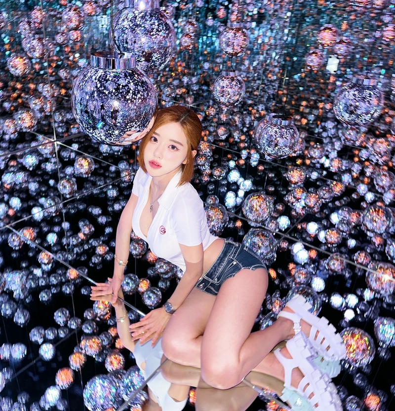 DJ Soda bikini phong thái tự tin trước camera