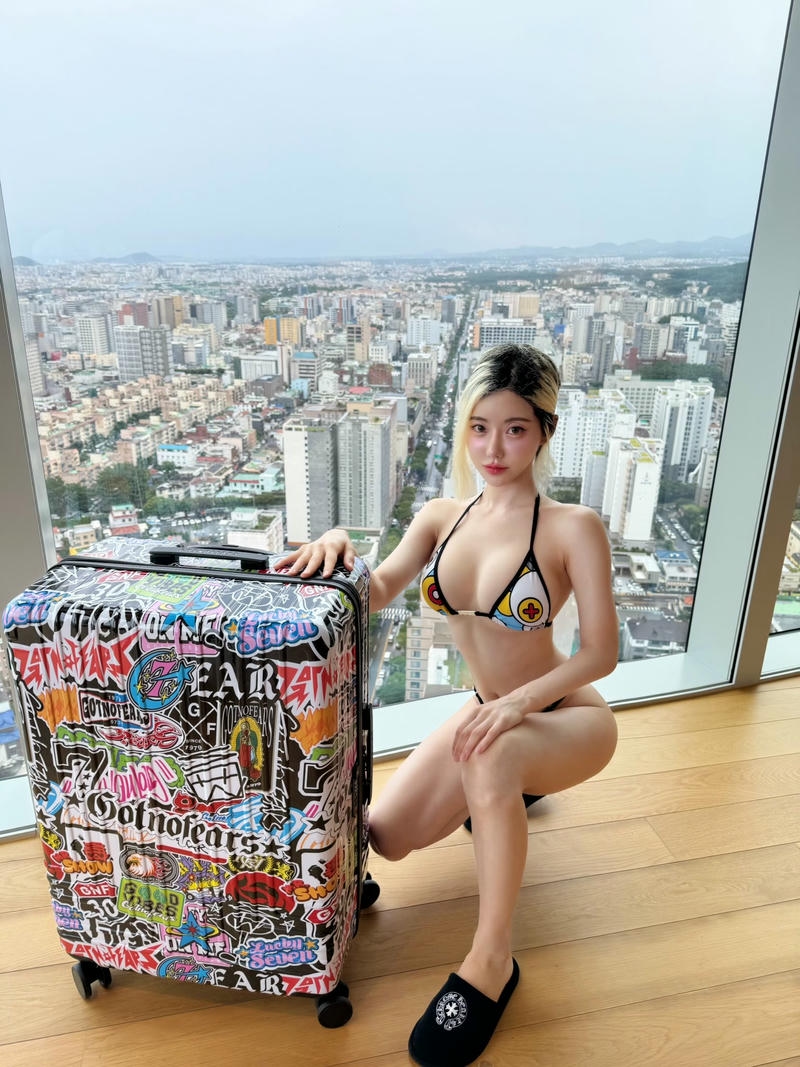 DJ Soda bikini tạo dáng chuyên nghiệp trước ống kính
