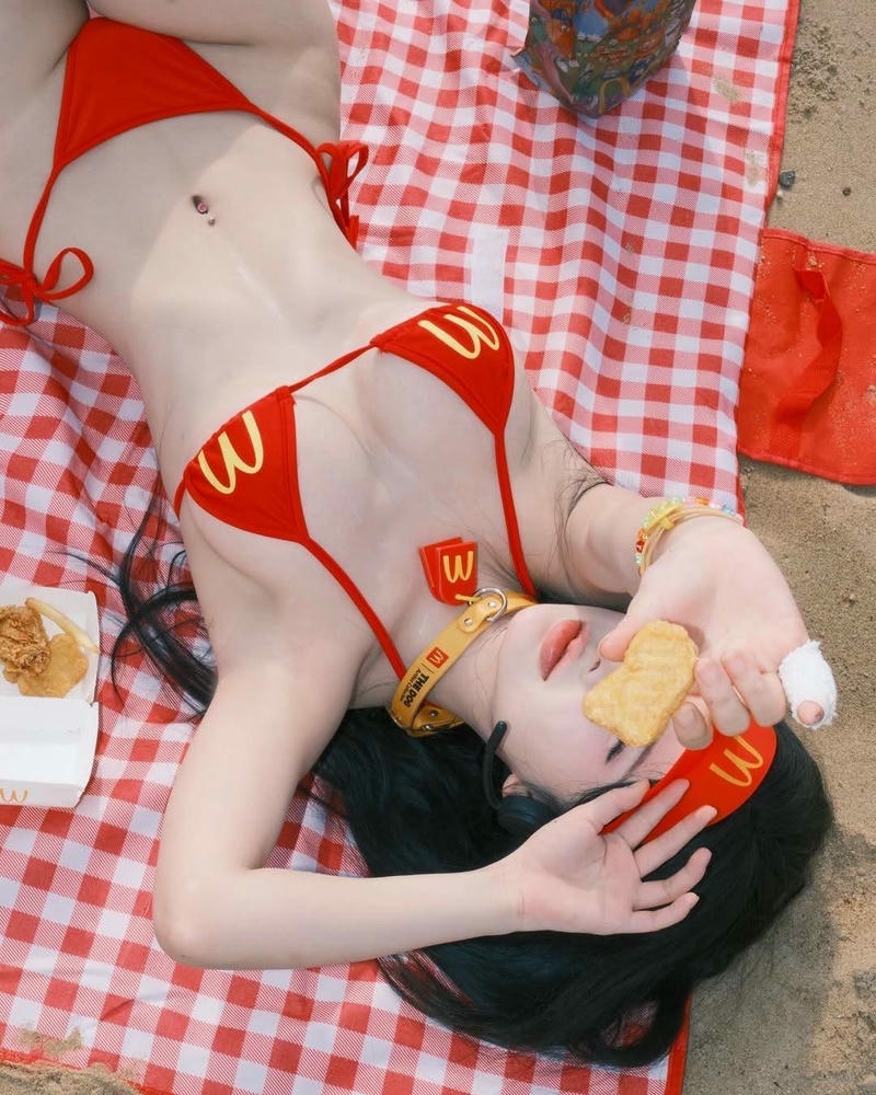 Gái xinh khoác bikini bên bờ biển đưa tay che mặt xinh