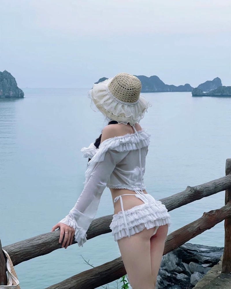 Gái xinh mặc đồ bikini đi biển lấy tay che mặt thẹn