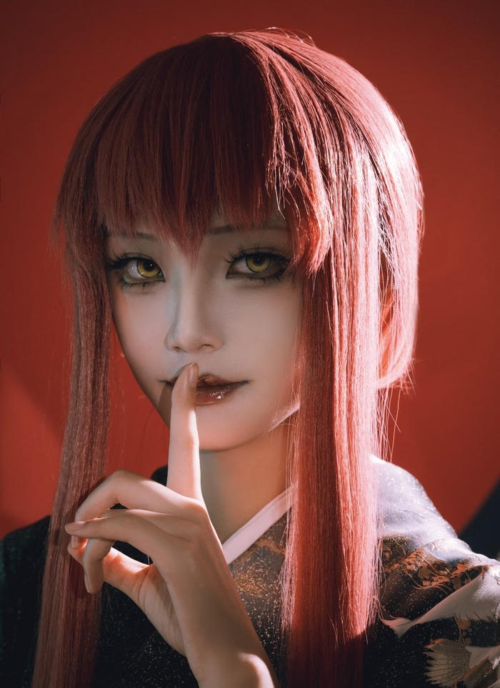 Hình Makima cosplay góc chụp cận mặt ấn tượng