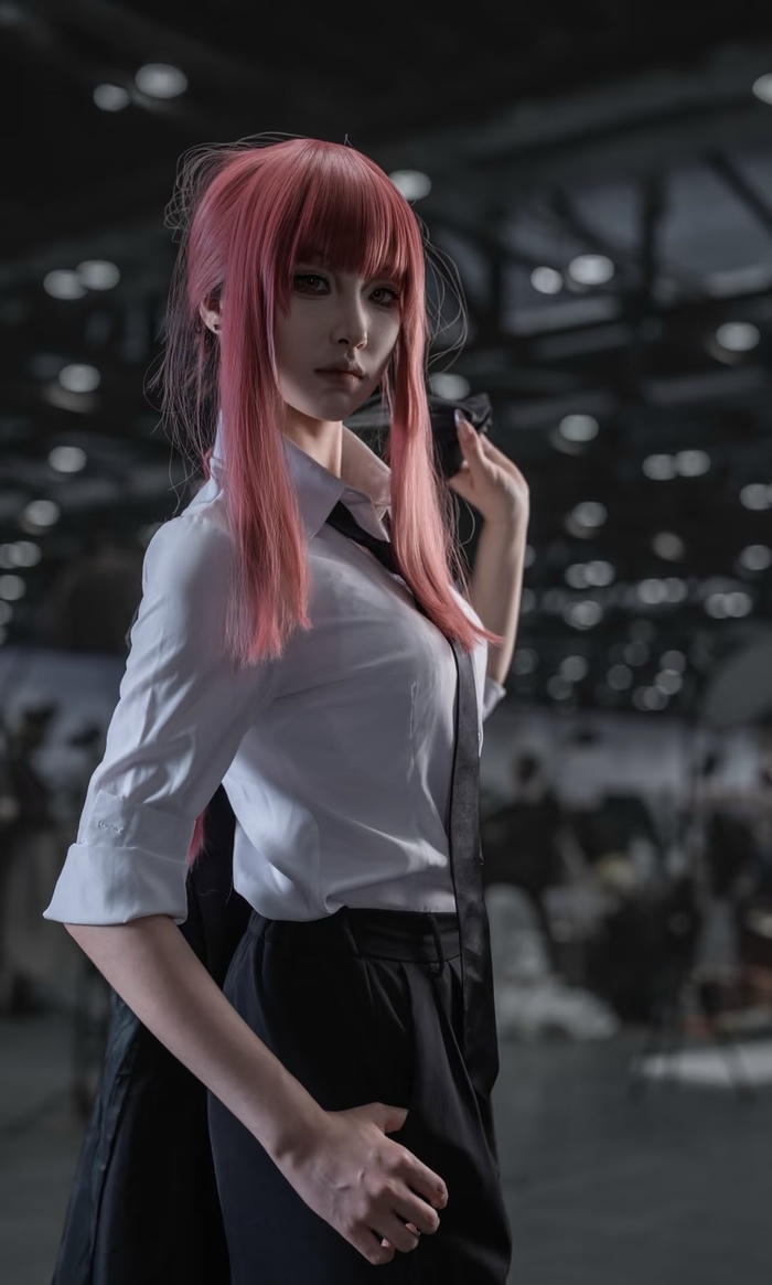 Hình Makima cosplay khung nền tối làm nổi bật nhân vật