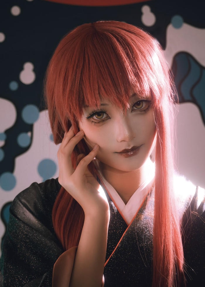 Hình Makima cosplay mái tóc suôn thẳng mượt