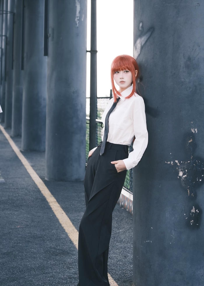 Hình Makima cosplay thần sắc lạnh lùng cuốn lôi